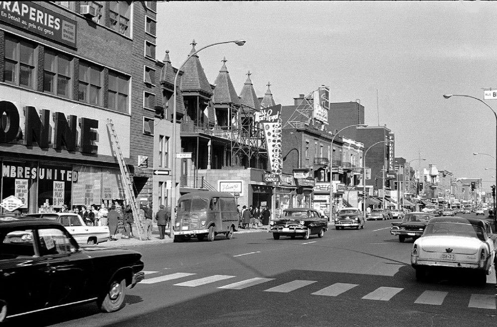 Avenue du Mont-Royal vers l'est, depuis la rue Berri au tournant des années 1960 
